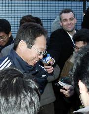 岡田監督はオーストラリアの報道陣から質問を受け苦笑（撮影・鹿野芳博）
