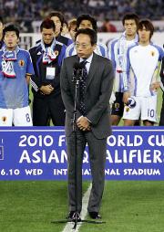 試合終了後のセレモニーであいさつする岡田監督(撮影・蔦林史峰)