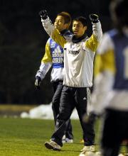 ゲーム感覚の練習に勝利し、ガッツポーズの小笠原(撮影・栗山尚久)