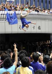 勝利に興奮し、大阪の道頓堀川に飛び込むサポーター（共同）