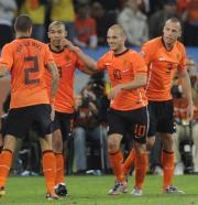 後半、２点目のゴールを決めて祝福されるオランダのスナイデル（共同）