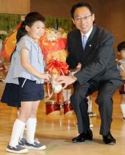 子どもたちから花束を贈られるサッカー日本代表の岡田武史監督（共同）