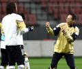闘莉王力強く「オレたちはやれるんだ！」 - 2010年南アフリカW杯ニュース