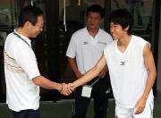 視察に訪れた岡田代表監督（左）はＣ大阪ＭＦ香川（右）と笑顔で握手