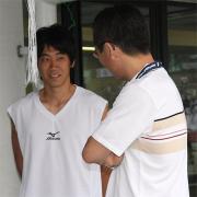 視察に訪れた岡田日本代表監督（右）はＣ大阪ＭＦ香川と笑顔で話す