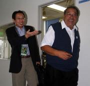 磐田オフト監督（右）とおどける日本代表岡田監督