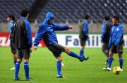 前日練習が雨となりカッパを着て練習するウズベキスタンの選手
