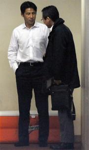 Ｇ大阪ー東京戦を視察に訪れた日本代表岡田監督（右）とＧ大阪の西野監督