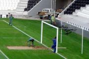 アルサッド・スタジアムのゴール前の芝が作業員に掘り起こされていた