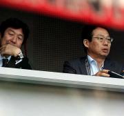横浜対浦和の視察に訪れた岡田監督。左は加藤ＧＫコーチ