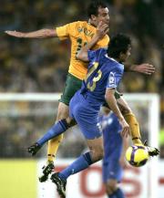 ウズベキスタンDFと空中で競り合うオーストラリアMFガルシア(AP)