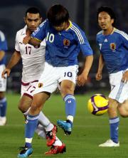 【日本-カタール】アウトサイドでパスを出す中村俊(撮影・鹿野芳博)