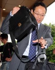 帰国後の会見を済ませ、手荷物をまとめる日本代表岡田監督