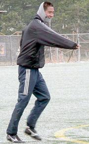 雪の中、笑みを浮かべながら自主トレを行った平山(撮影・塩谷正人)