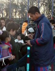 子どもたちにサインをする東京ＦＷ平山