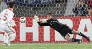 後半36分、楊昊(左背中)のPKをファインセーブするGK楢崎