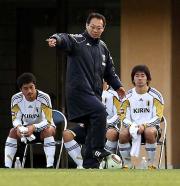 岡田監督は練習試合の合間、ボールを蹴りながら動きを指示する