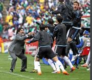 ベンチ前で大喜びするマラドーナ監督(左)と選手たち