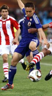 パラグアイDFと激しく競り合う長友(撮影・鹿野芳博)