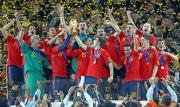 スペインの選手たちは、Ｗ杯トロフィーを掲げて喜びを爆発させる