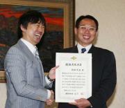 「感動大阪大賞」を橋下知事（左）から贈られ笑顔の岡田監督