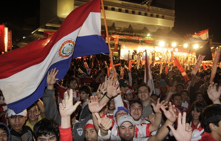 パラグアイ代表の帰国を熱烈に歓迎