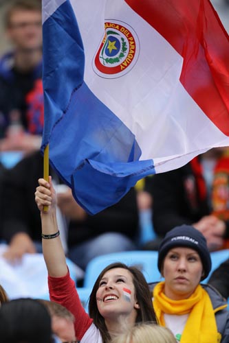パラグアイ国旗を振るサポーター