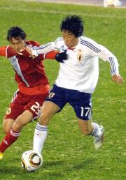 ドリブルで切り込む香川（撮影・栗山尚久）