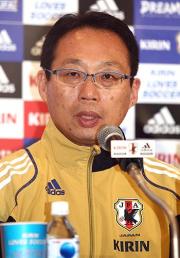 会見で険しい表情を見せる岡田監督（撮影・鹿野芳博）