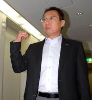 スタッフ会議後に報道陣に対応する日本代表岡田武史監督（撮影・岡本学）