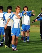 練習場でアップするＭＦ中村俊（右）ら（撮影・栗山尚久）