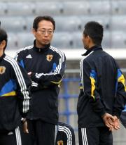 練習前、大木コーチ（右）と話し込む岡田監督（撮影・栗山尚久）