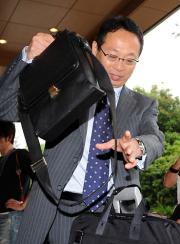 手荷物をまとめる日本代表岡田武史監督（撮影・藤田啓輔）