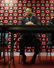 【日本－香港】険しい表情で会見する岡田監督（撮影・鹿野芳博）