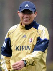 雨の中、笑顔で練習を見守る岡田監督（撮影・栗山尚久）