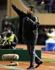 【日本－韓国】険しい表情で指示を出す岡田監督（撮影・鹿野芳博）