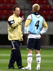 本田（右）に話をする岡田監督（撮影・鹿野芳博）