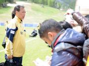 練習後、Ｗ杯メンバーについて話す原技術委員長（撮影・栗山尚久）