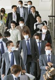 ウズベク戦へ向けマスクを着けて成田空港を出発する中村俊輔ら（共同）