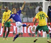 後半、途中出場し競り合う稲本（共同）