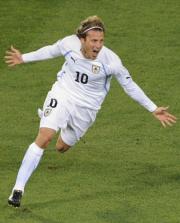 先制のゴールを決めて駆けだすウルグアイのフォルラン（共同）