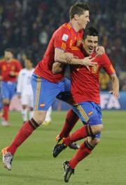 ２点目を決め、フェルナンドトレス（左）と喜ぶスペインのビリャ（共同）