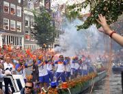 ボートで運河沿いをパレードするオランダ代表選手ら（ＡＰ＝共同）