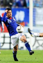 【日本－ベネズエラ】　前半、激しく競り合う小笠原（撮影・栗山尚久）