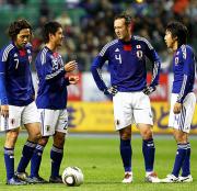 【日本－ベネズエラ】ＦＫに集まる闘莉王ら（撮影・鹿野芳博）