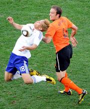 【日本－オランダ】激しい当たりに、吹っ飛ぶ本田（撮影・栗山尚久）