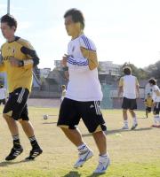 別メニューで調整する岡崎（中央）＝ポートエリザベス（共同）