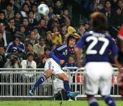 日本対香港　後半、強烈なＦＫでチーム３点目のゴールを奪う中村俊