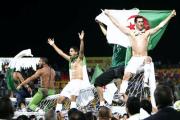 アルジェリアの選手はゴールポストの上に座り国旗を広げ大喜び（ＡＰ）