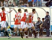 ２点目を奪われ、喜ぶイエメン選手を尻目に険しい表情の岡田監督（右）